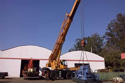 Operação de remoção industrial com guindaste